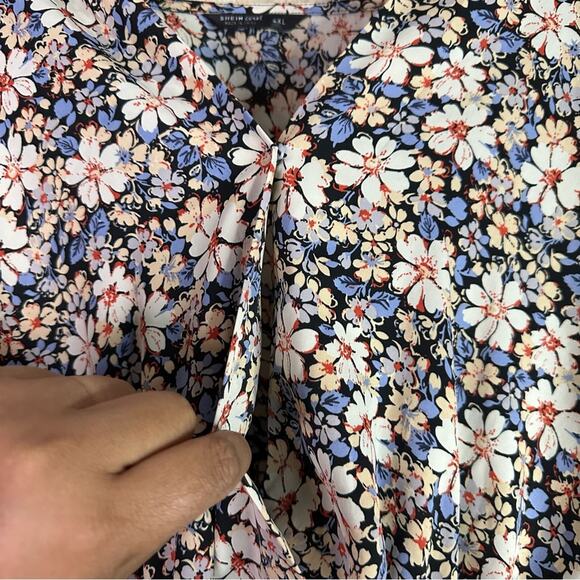 SHEIN Curve Lantern Sleeve Floral Bodysuit - Picture 6 of 8